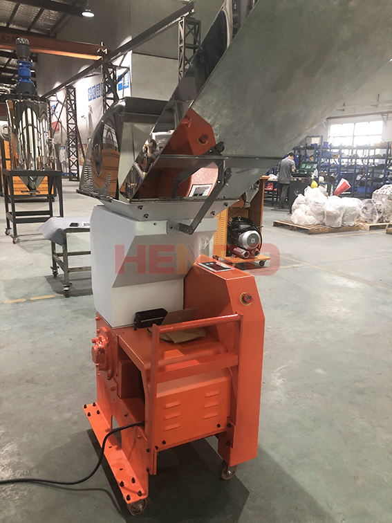 工業(yè)原料再生的關鍵設備：塑料粉碎機